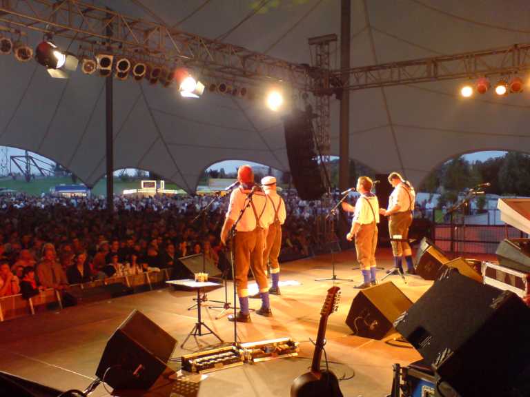 Matrosen in Lederhosen Iga Park Rostock-1