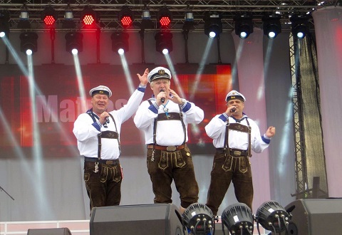 Matrosen in Lederhosen Schlagernacht in Weiss